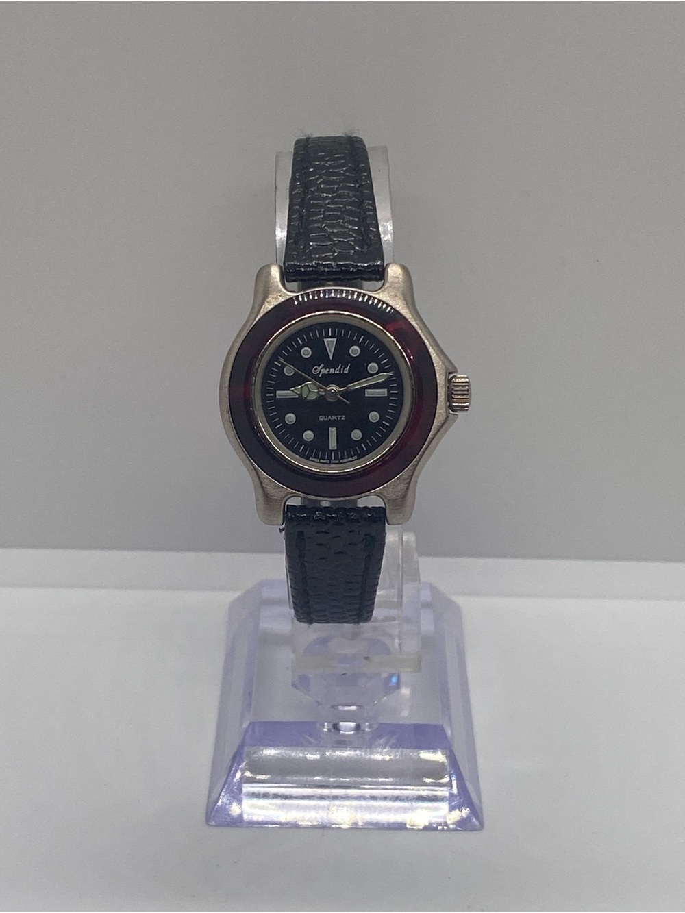 Elegant Spendid Black and Silver Quartz Watch